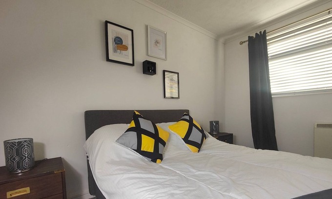 Oldbury Apartamento | Pass the Keys | Spacious 2 Bedroom Apartment with Free Parking