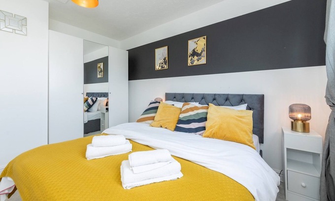 Reading Casa | Pass the Keys | Spacious Modern 4-Bedroom Home RG2
