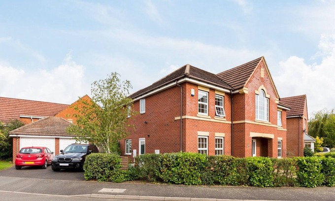 Leamington Spa Casa | Pass the Keys | Spacious 4Bed Warwick Family Home, with Parking