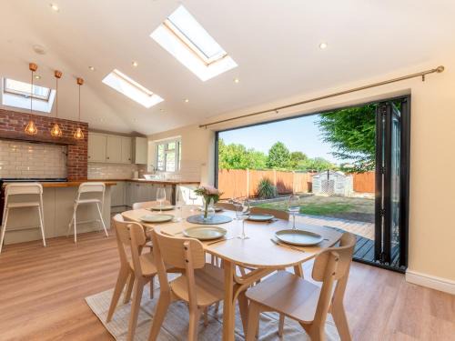 Chessington North and Hook Casa | Pass the Keys Stunning Spacious Chessington Gem with Parking