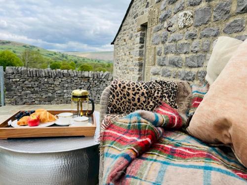 Castleton Casa | Pass the Keys Stunning 3-Bed Cottage Shepherd Hut Peak Views