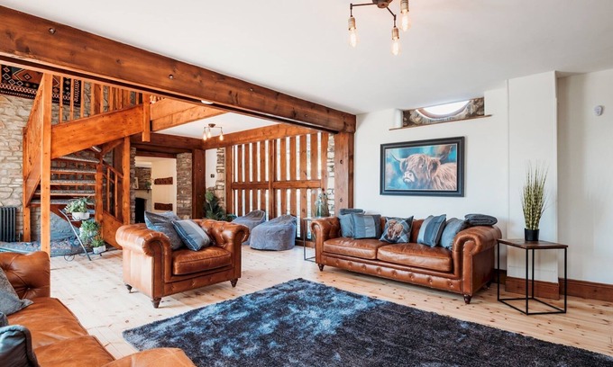 Upton Cheyney Casa | Pass the Keys | Stunning Large 4 Bed Country House with Hot tub