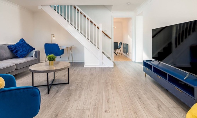 Borehamwood Casa | Pass the Keys | Stylish 4 Bedroom Home with Parking in Borehamwood