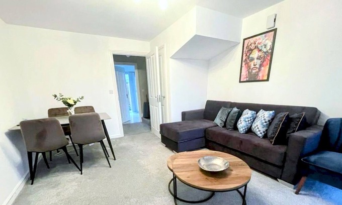Sheldon Casa | Pass the Keys | Stylish Family Getaway in the Heart of Birmingham