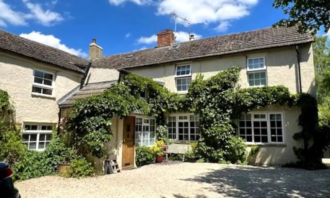 Lechlade Casa | Pass the Keys | Stylish and Spacious Cotswolds Cottage - Sleeps 6