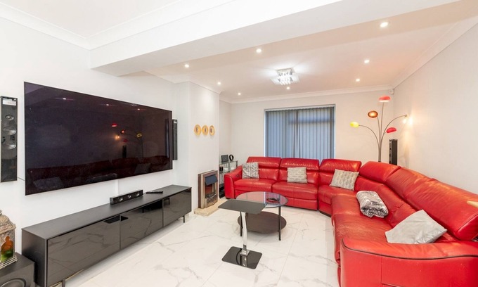 Reading Casa | Pass the Keys | Stylish House|Smart Features|Jacuzzi|Large Garden