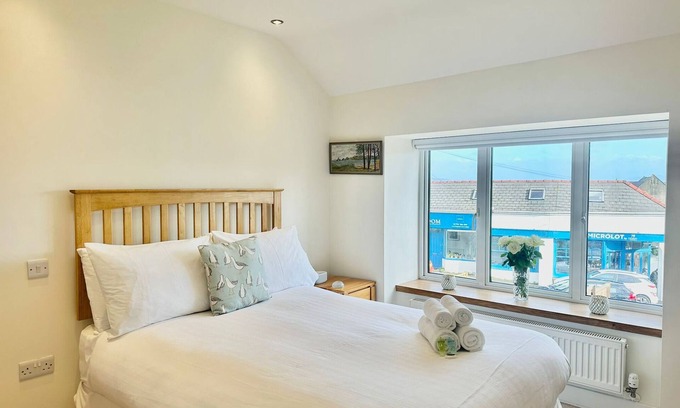 Mumbles Casa | Pass the Keys | Stylish Mumbles Getaway-Parking, Heart of Village