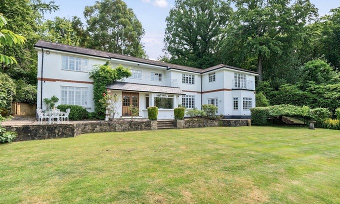 Runnymede Casa | Pass the Keys | Surrey Retreat – 5BR Hidden Gem