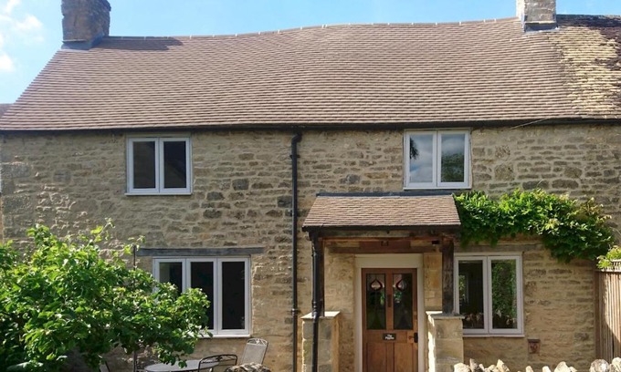 Stow-on-the-Wold Casa | Pass the Keys The Pippins a Cotswold cottage and garden parking