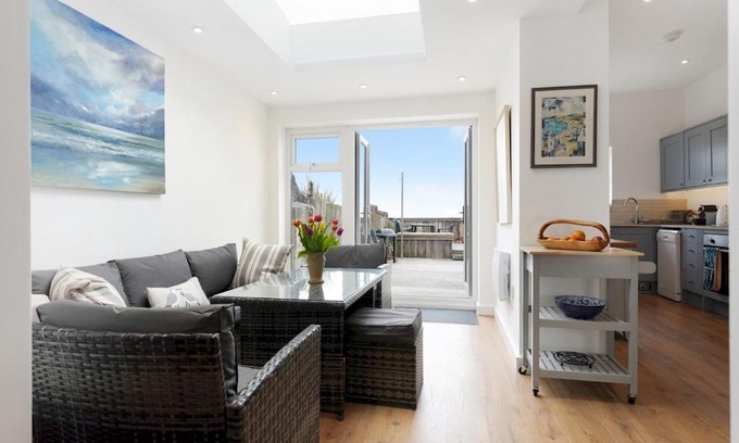 Borth Casa | Pass the Keys The Green Dolphin The Green Dolphin 4 Bed Victorian Beach House