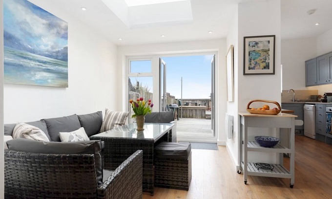 Borth Casa | Pass the Keys | The Green Dolphin The Green Dolphin 4 Bed Victorian Beach House