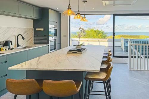 Moelfre Casa | Pass the Keys The View in Moelfre for 8 people with sea views
