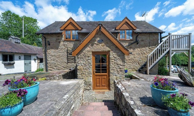 Munslow Casa | Pass the Keys | Tranquillity Cottage set in rural south Shropshire