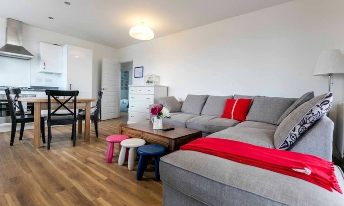 Trumpington Apartamento | Pass the Keys | ★TRENDY SUNLIT 2BR Cambridge Home /FREE PARKING ★