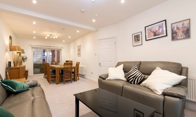 Tolworth Casa | Pass the Keys | Very large home with parking