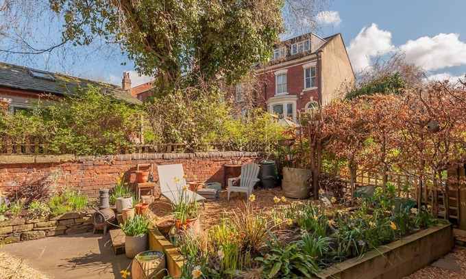 Headingley Casa | Pass the Keys | Wonky Cottage with amazing garden
