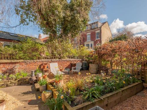 Headingley Casa | Pass the Keys Wonky Cottage with amazing garden