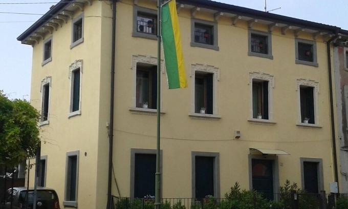 Pastrengo Apartamento | Pastrengo: Casa con jardín cerca del Lago de Garda.
