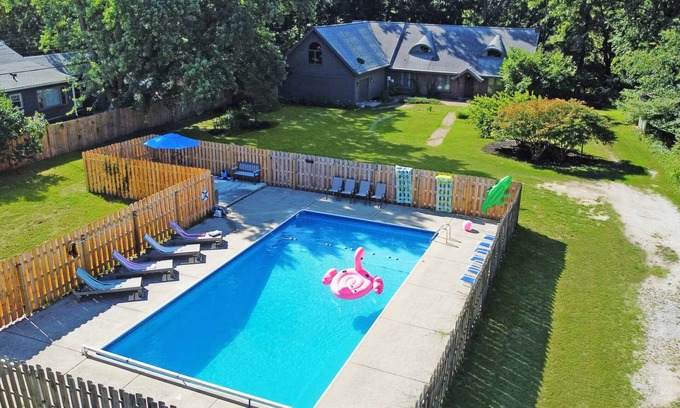 Fair Plain Casa | 🌊 Pat's Pool House & Sauna – Your Ultimate Lakeside Playground