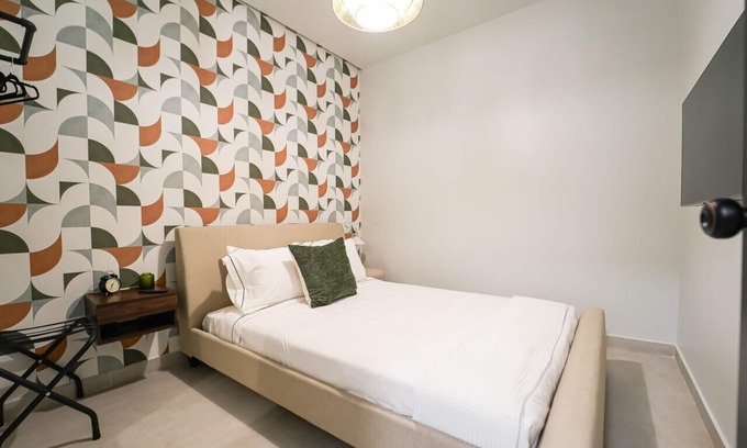 Santurce Hotel | Patio Elba Standard 1 BDR Queen Bed