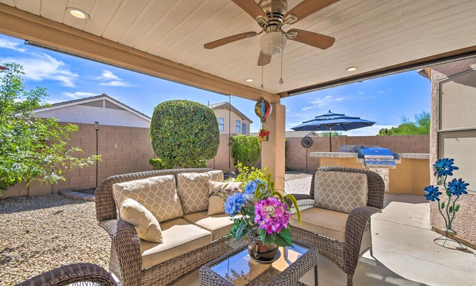 Arroyo Springs Casa | NUEVO hogar Glendale actualizado con estación de parrillas + patio