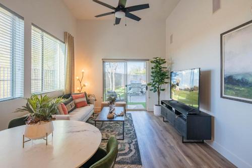 Desert View Village Apartamento | Patio Retreat - Dedicated Workspace - Pools - Parking S134