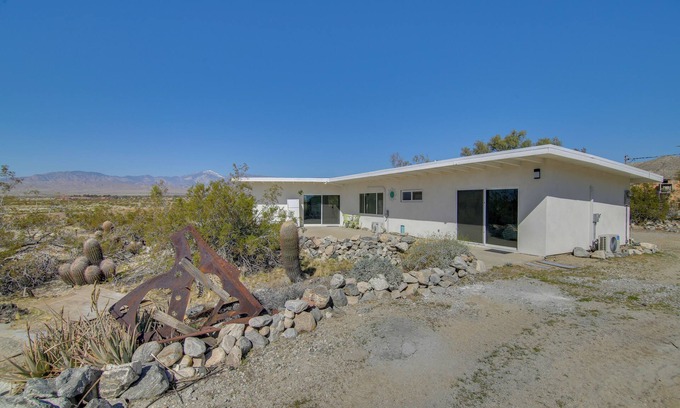 Desert Hot Springs Casa | ¡NUEVO! Desert Home ~ 5 millas a muchas aguas termales naturales