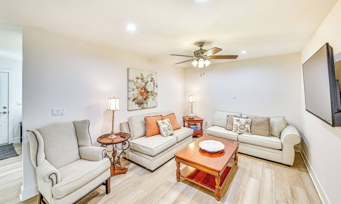 Woodcrest Apartamento | Patio & Workspace: Peaceful Riverside Retreat!