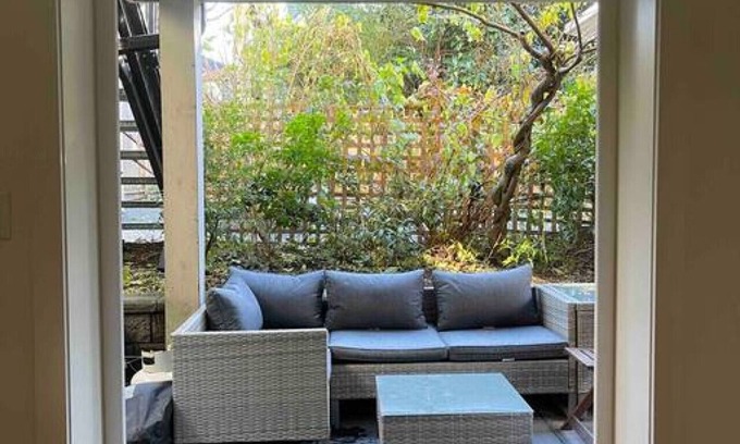 Grandview-Woodland Condominio | Patio Zen in the City, Steps from ‘The Drive’