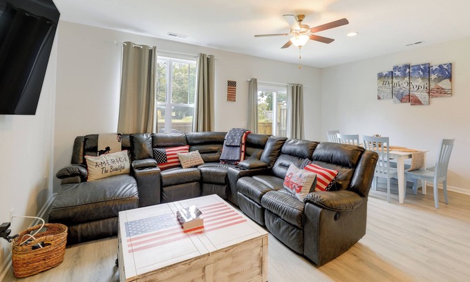 Hampstead Casa | Patriotic Hampstead Retreat w/ Patio & Grill!