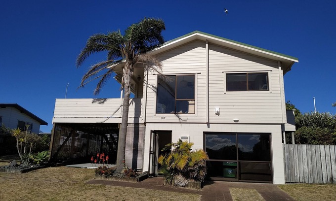 Pauanui Casa | Cómoda casa con vistas al estuario, gran terraza y césped