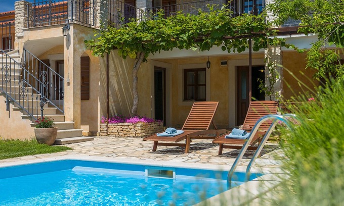 Gajana Villa | Paulina - Su casa de vacaciones perfecta en un pequeño pueblo