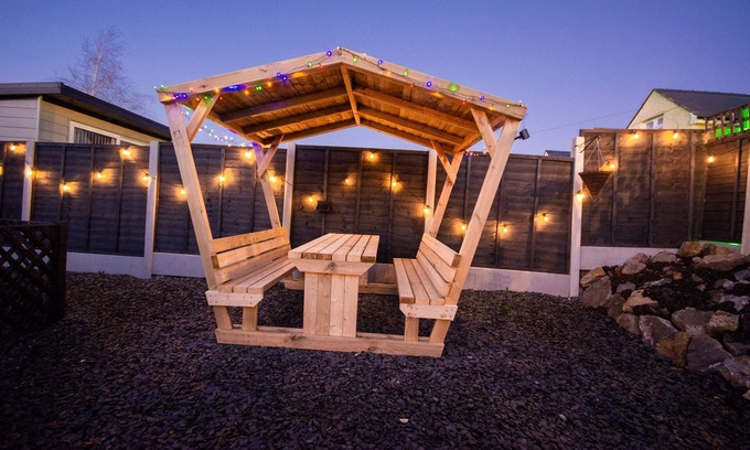 Brynsiencyn Cabaña | Pauls Place - sleeps 4 guests in 2 bedrooms