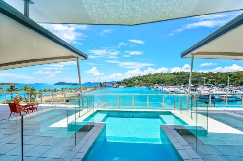 Hamilton Island Apartamento | Pavillions Penthouse 25 - Luxury Waterfront Apartment with Private Roof top pool and buggy