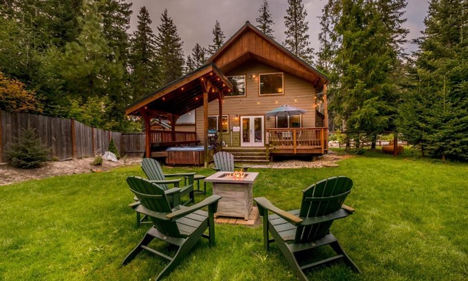 Leavenworth Casa | Paws in the Mountains by NW Comfy Cabins