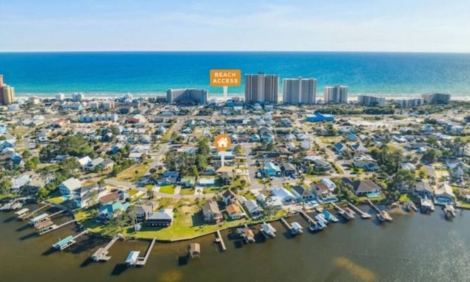 Thomas Drive Apartamento | PCB Private Studio Pet Friendly blocks from beaches attractions