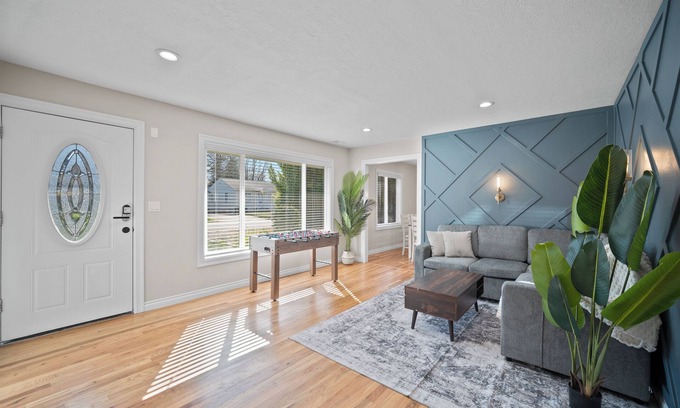 Madison South Casa | PDX Stay w/BBQ, Firepit & Pool Table