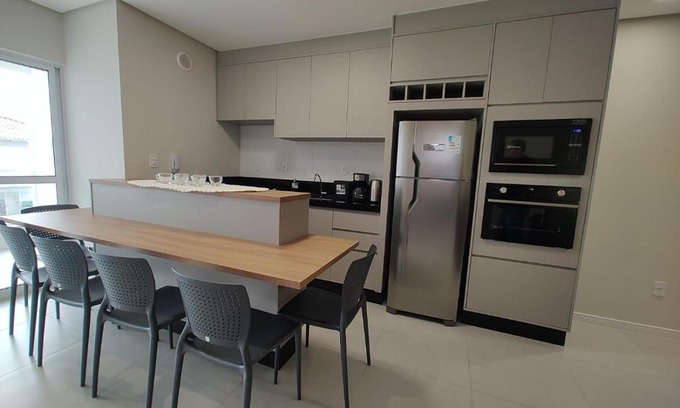 Meia Praia Apartamento | Pe na areia - 50m praia - 2 km aeroporto Navegantes -11 km Beto Carrero - 19 km de Balneario Camburiu SC