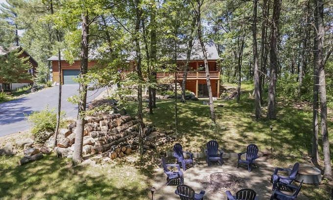 Arkdale Cabina | PEACE AND QUIET SAND VALLEY Spacious log home with tranquil lake view