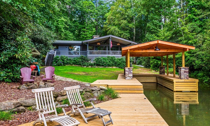 Lake Toxaway Casa | Paz y aislamiento - Sé feliz en Happy Bear Cove en el hermoso lago Toxaway.