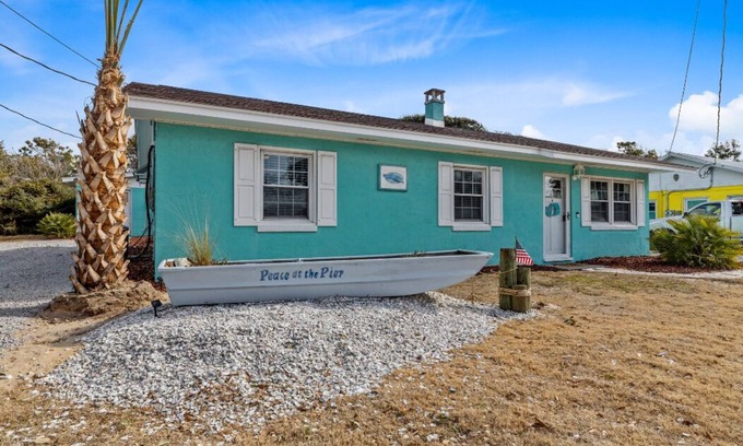 Emerald Isle Cabaña | Peace at the Pier Cottage A With King Size Bed
