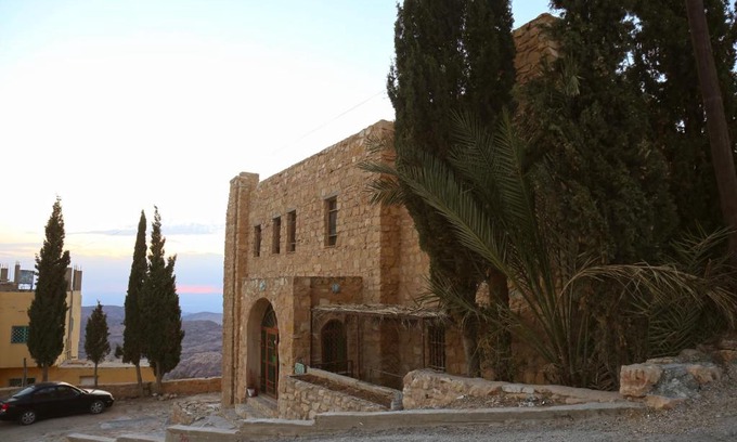 At-Taybeh Cama Y Desayuno | Peace Castle
