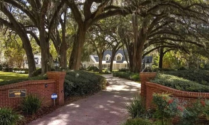 Alachua Apartamento | Peaceful 1 bdrm apartment overlooking beautiful live oaks on 5 acre property.