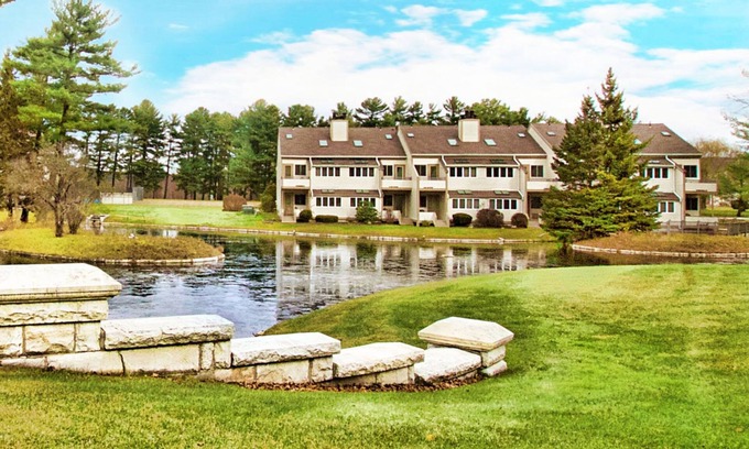 Lenox Condominio | Peaceful 1BR Condo with Pond View
