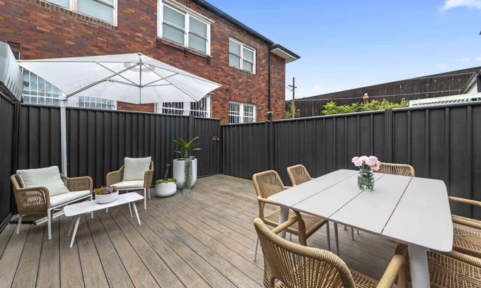 Bondi Junction Casa | Peaceful 2 bedroom with private backyard and BBQ