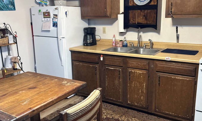 Davis Condominio | Peaceful 2-bedroom condo with fireplace centrally located in the heart of Canaan