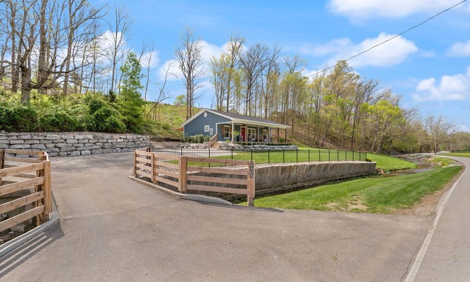 Mount Saint Francis Cabaña | Peaceful 2-bedroom cottage in the beautiful Floyds Knobs with Hot Tub & Gym