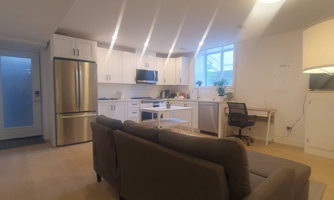 Upper Beaches Apartamento | Peaceful 2BR close to transit
