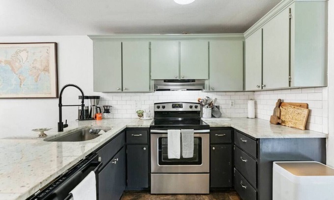 Arnada Casa | Peaceful 3-bdrm DT Vancouver Home