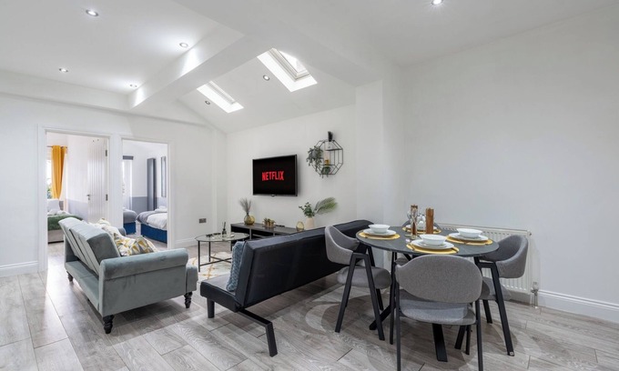 College Park and Old Oak Casa | Peaceful 3 Bed Acton Retreat Zone 2 Sleeps 9